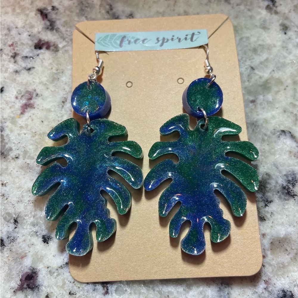 Handmade resin jewelry. Customizable. Any color. Lightweight. - Picture 4 of 16